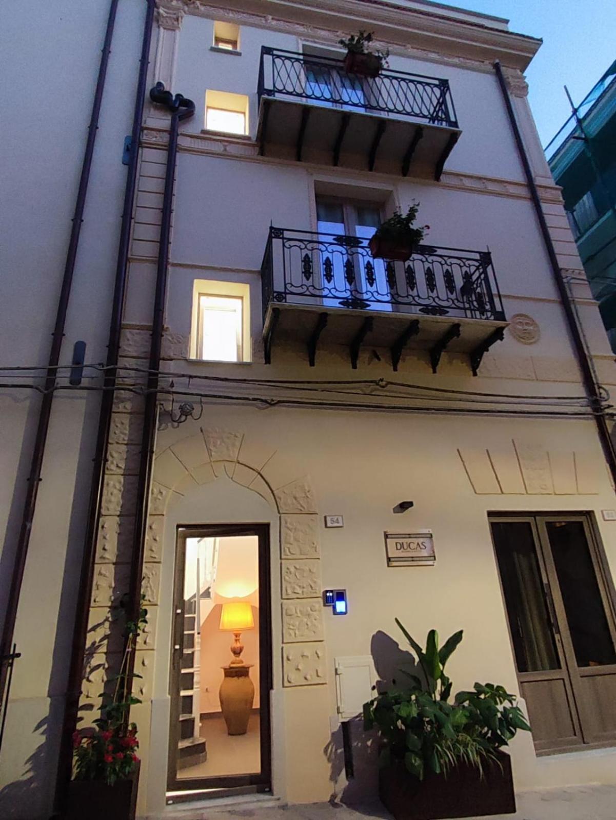 Ducas Rooms And Suite ลาสการี ภายนอก รูปภาพ